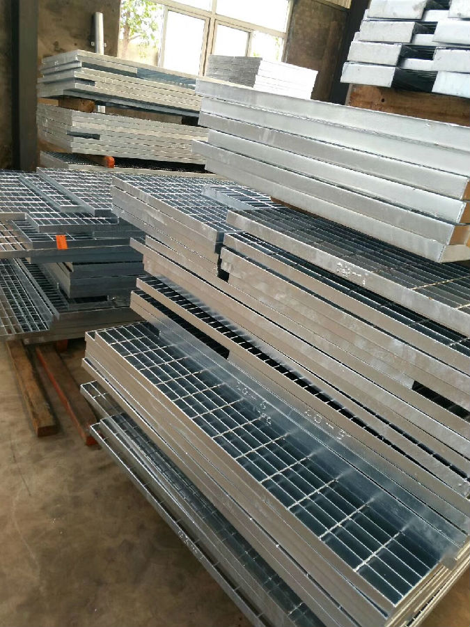 熱浸鍍鋅鋼格柵踏步板