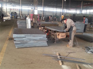 鋼格板人工焊車(chē)間